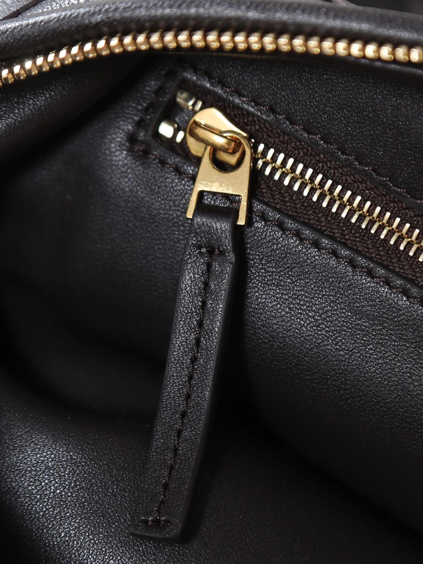 1280. 🥇 𝗝𝗢𝗗𝗜𝗘# Street style’s new favorite fashionable large size 𝙟𝙤𝙙𝙞𝙚 It’s coming, it’s coming, it’s really coming! I always felt that knitting was old-fashioned, until I met it - 𝙟𝙤𝙙𝙞𝙚, I realized that the original classic knitting elements and the new knot element design can be so fashionable! I have to admire your design talent! Large capacity to meet daily needs! Fashionable and versatile, it’s perfect for concave shapes, take it out to hit the streets! Size: 48*40*16cm Style No. #600261